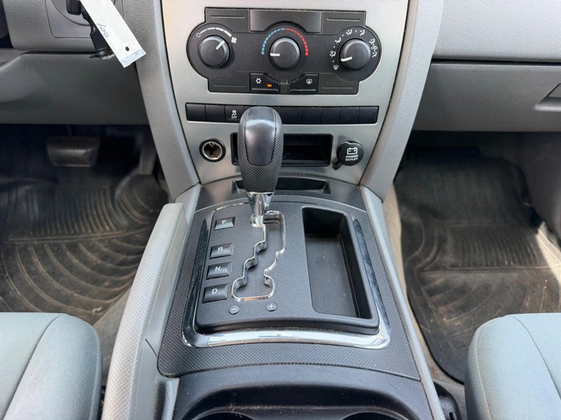 Jeep Grand Cherokee Vehicle Full-screen Gallery Image 13