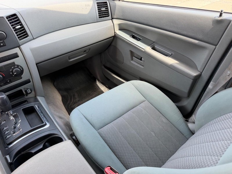 Jeep Grand Cherokee Vehicle Full-screen Gallery Image 14