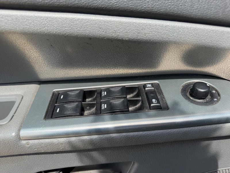 Jeep Grand Cherokee Vehicle Full-screen Gallery Image 15