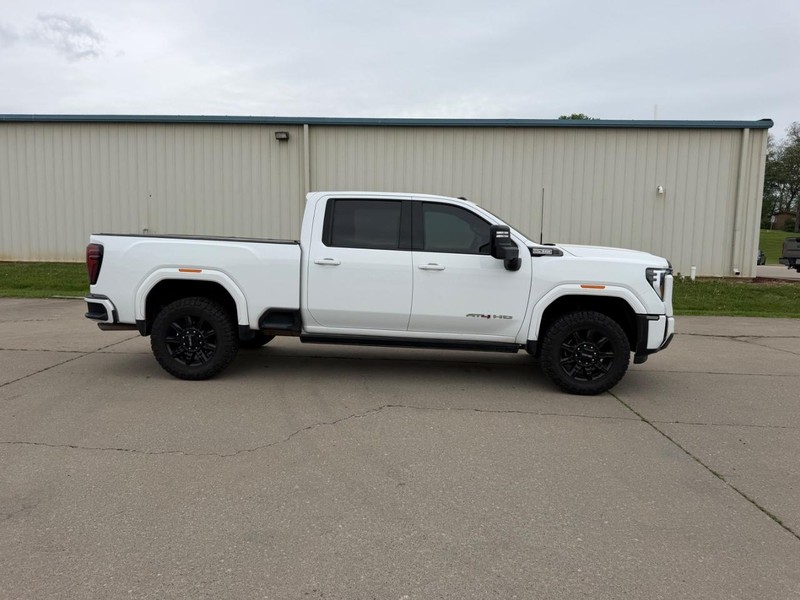 GMC Sierra 2500HD Vehicle Full-screen Gallery Image 2