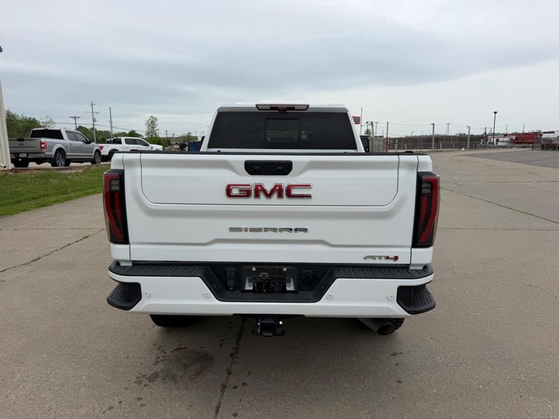 GMC Sierra 2500HD Vehicle Full-screen Gallery Image 4