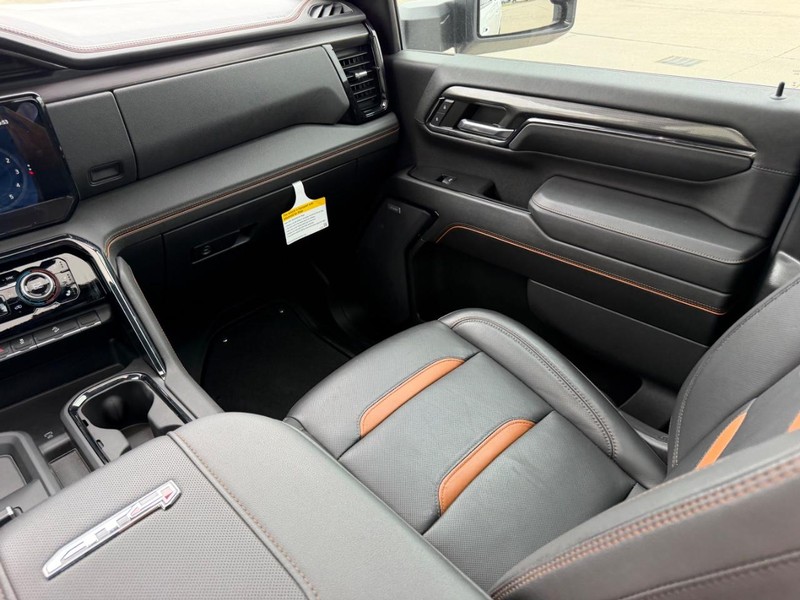 GMC Sierra 2500HD Vehicle Full-screen Gallery Image 15