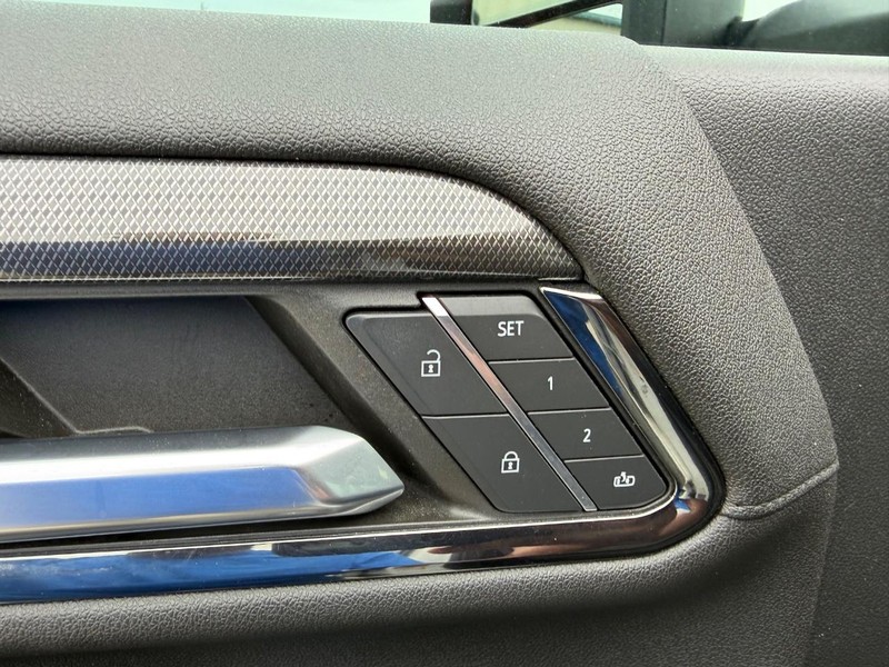 GMC Sierra 2500HD Vehicle Full-screen Gallery Image 17