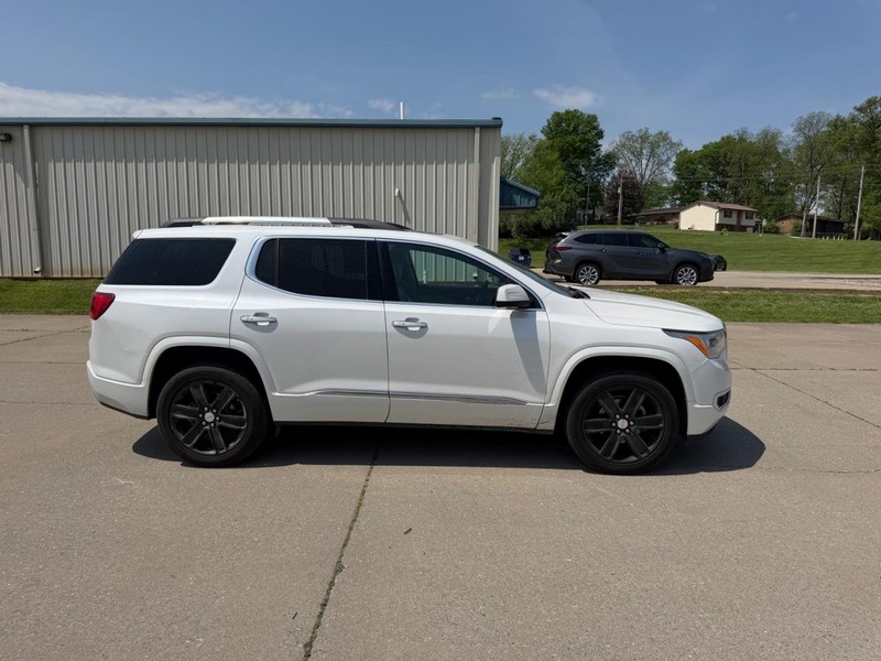 GMC Acadia Vehicle Full-screen Gallery Image 2