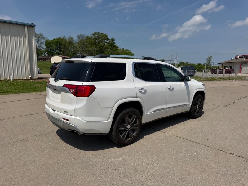 GMC Acadia Vehicle Full-screen Gallery Image 3
