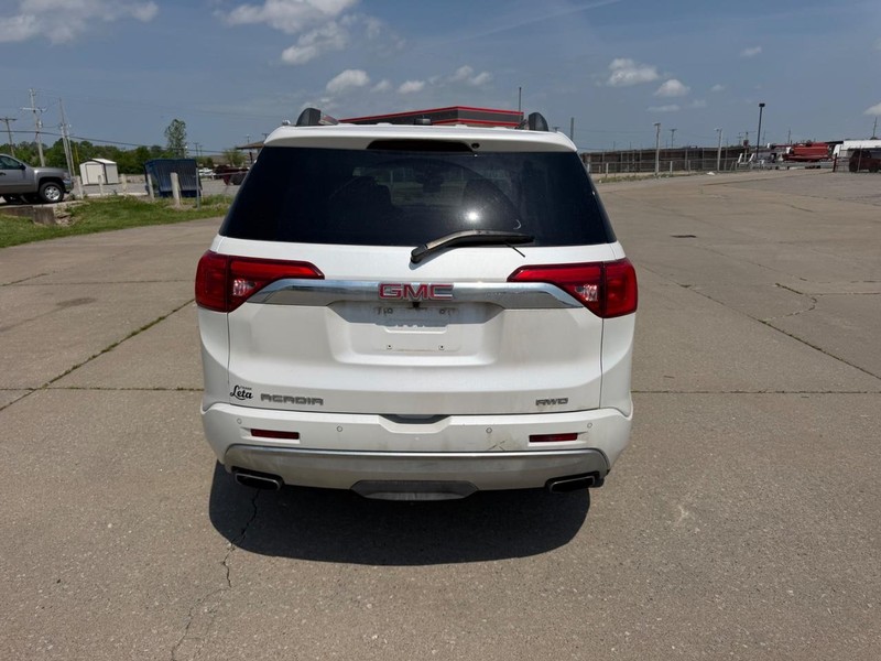 GMC Acadia Vehicle Full-screen Gallery Image 4