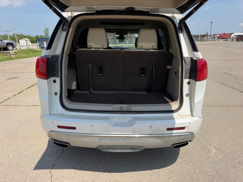 GMC Acadia Vehicle Full-screen Gallery Image 5