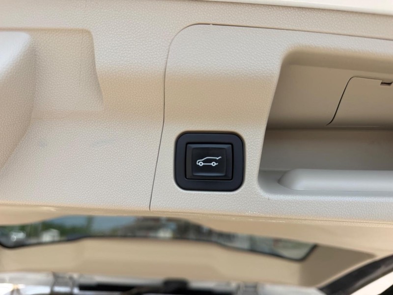 GMC Acadia Vehicle Full-screen Gallery Image 6