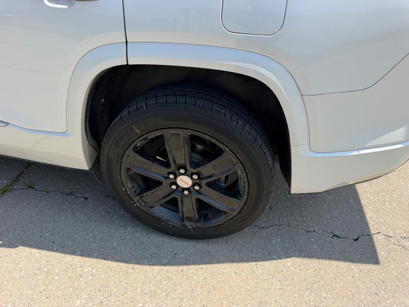 GMC Acadia Vehicle Full-screen Gallery Image 7