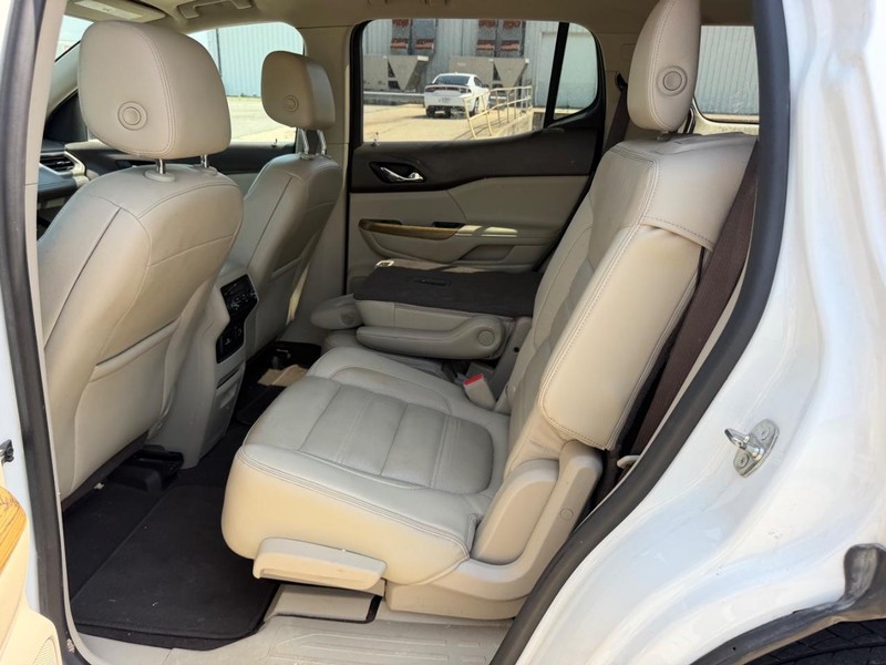 GMC Acadia Vehicle Full-screen Gallery Image 9