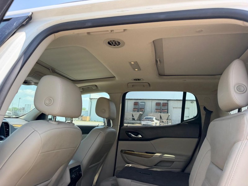 GMC Acadia Vehicle Full-screen Gallery Image 10