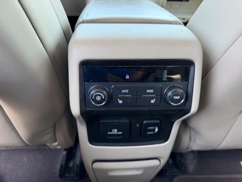 GMC Acadia Vehicle Full-screen Gallery Image 11