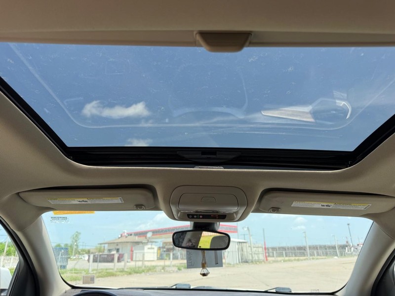 GMC Acadia Vehicle Full-screen Gallery Image 12