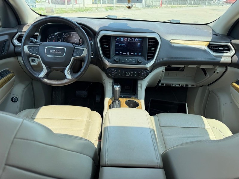 GMC Acadia Vehicle Full-screen Gallery Image 13
