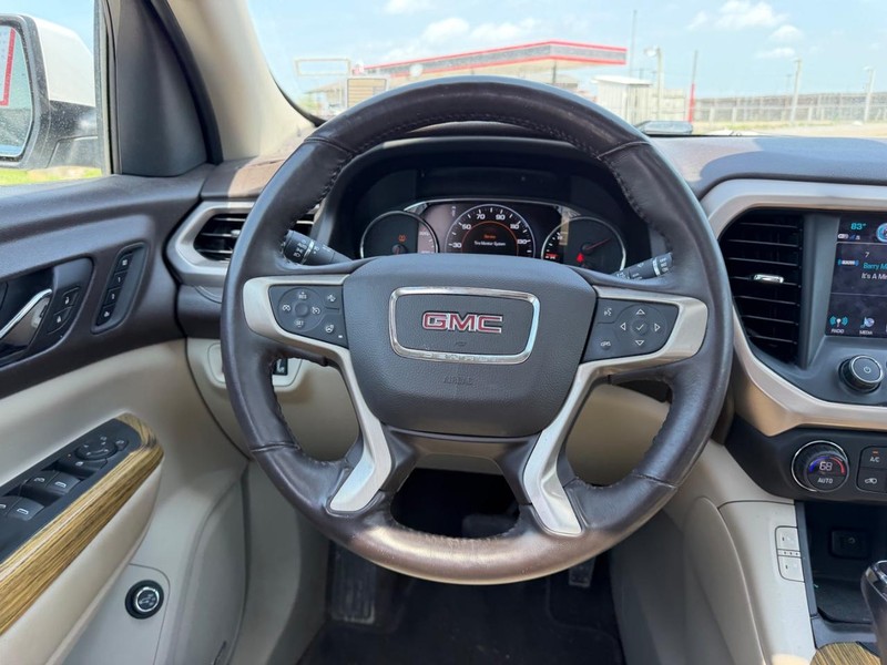 GMC Acadia Vehicle Full-screen Gallery Image 14