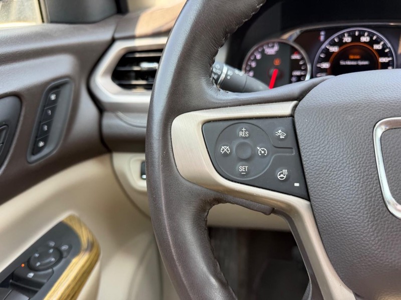 GMC Acadia Vehicle Full-screen Gallery Image 15