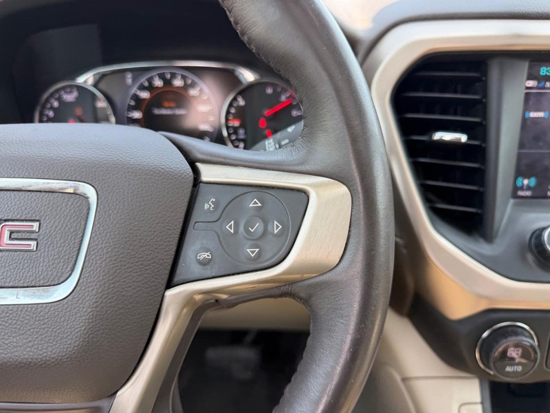 GMC Acadia Vehicle Full-screen Gallery Image 16