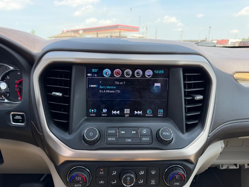 GMC Acadia Vehicle Full-screen Gallery Image 17