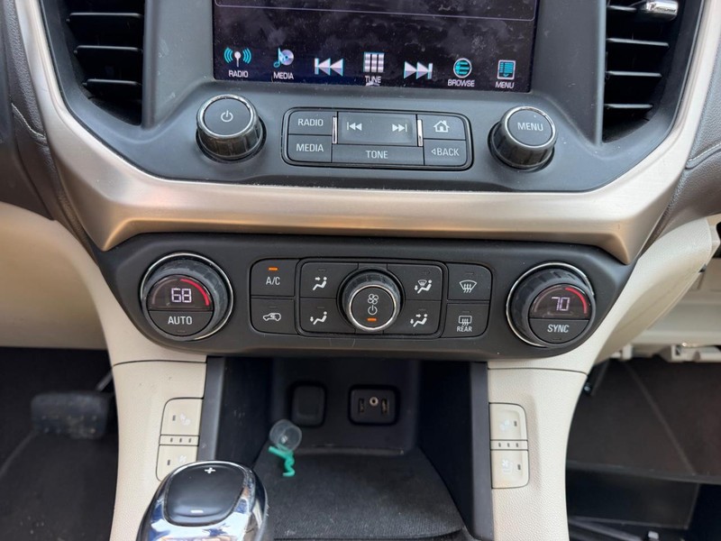 GMC Acadia Vehicle Full-screen Gallery Image 18