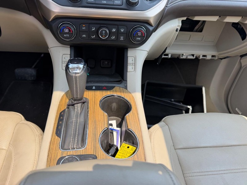 GMC Acadia Vehicle Full-screen Gallery Image 19