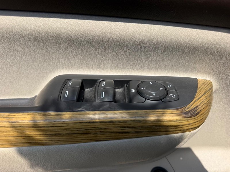 GMC Acadia Vehicle Full-screen Gallery Image 21