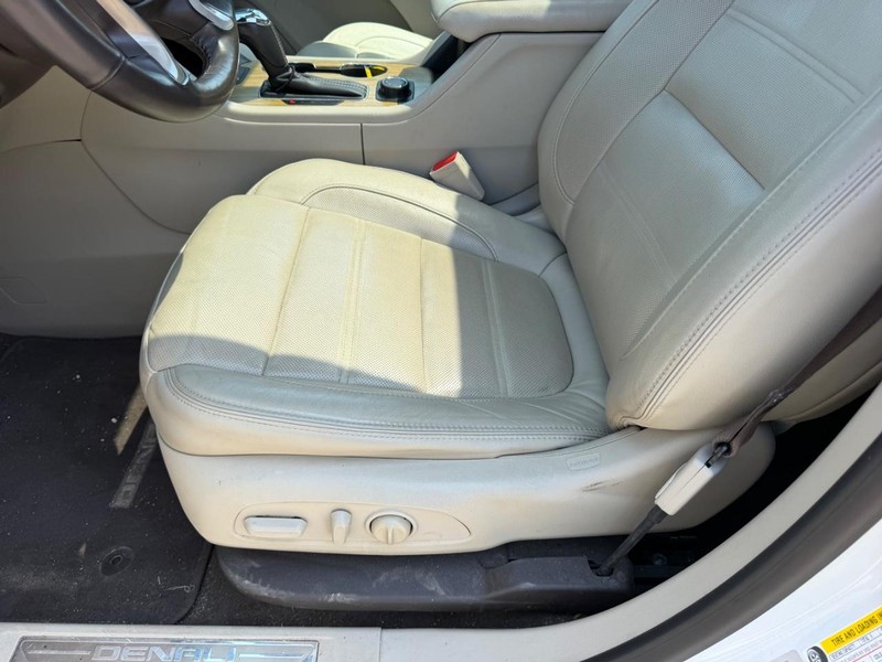 GMC Acadia Vehicle Full-screen Gallery Image 23