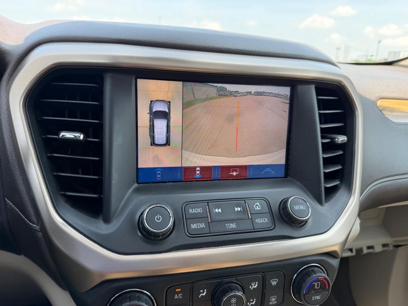 GMC Acadia Vehicle Full-screen Gallery Image 25