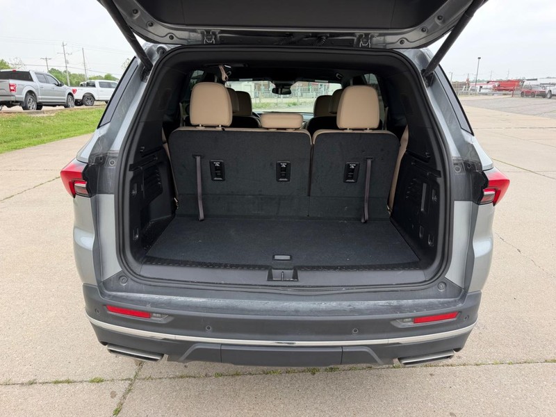 Buick Enclave Vehicle Full-screen Gallery Image 5