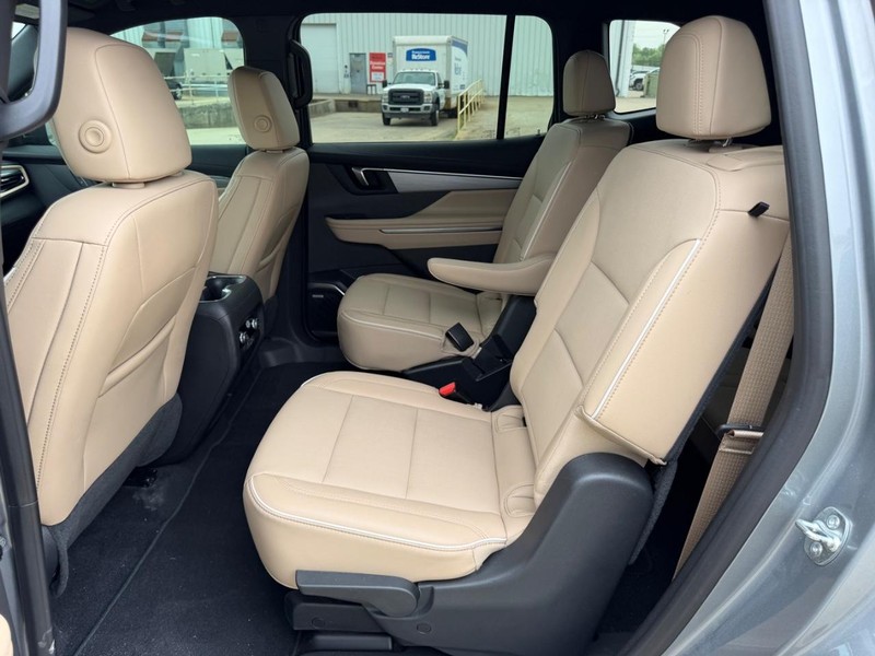 Buick Enclave Vehicle Full-screen Gallery Image 9