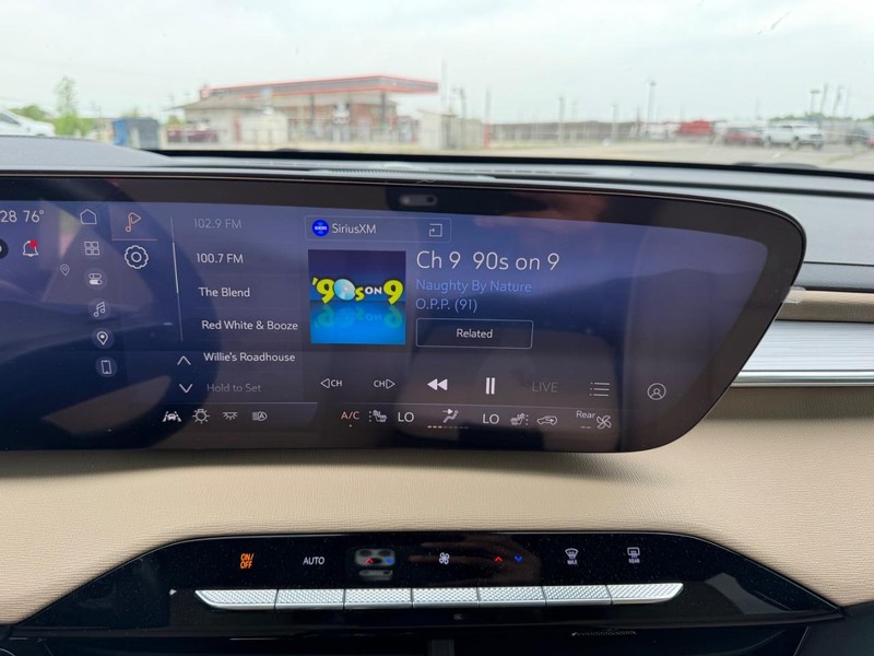 Buick Enclave Vehicle Full-screen Gallery Image 16