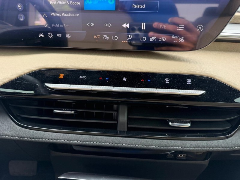 Buick Enclave Vehicle Full-screen Gallery Image 17