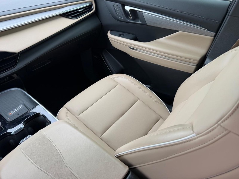 Buick Enclave Vehicle Full-screen Gallery Image 18