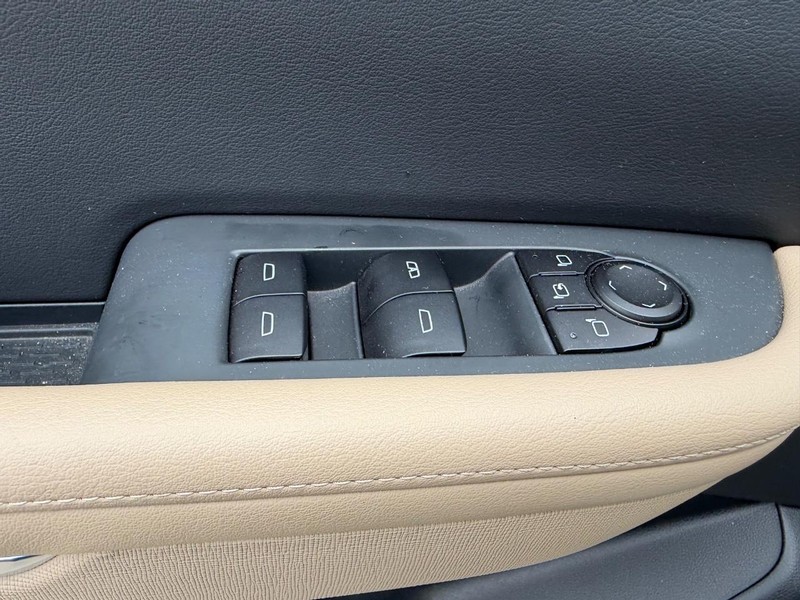 Buick Enclave Vehicle Full-screen Gallery Image 19