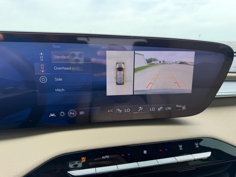 Buick Enclave Vehicle Full-screen Gallery Image 22