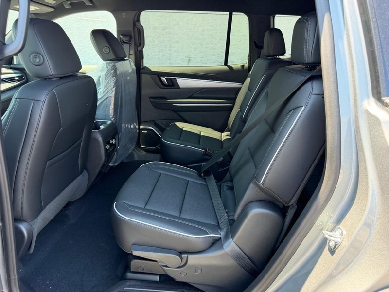 Buick Enclave Vehicle Full-screen Gallery Image 9