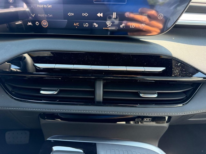 Buick Enclave Vehicle Full-screen Gallery Image 17