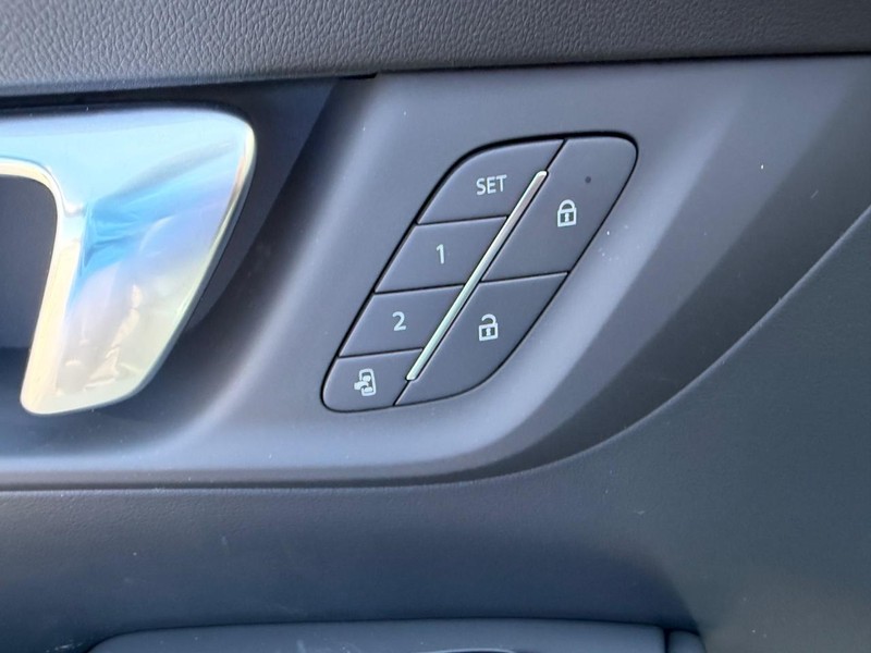 Buick Enclave Vehicle Full-screen Gallery Image 20
