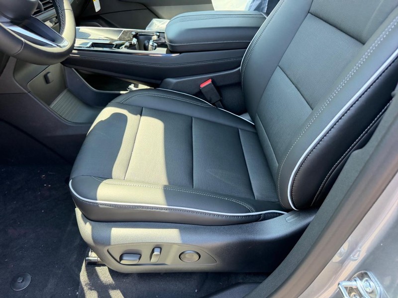 Buick Enclave Vehicle Full-screen Gallery Image 21