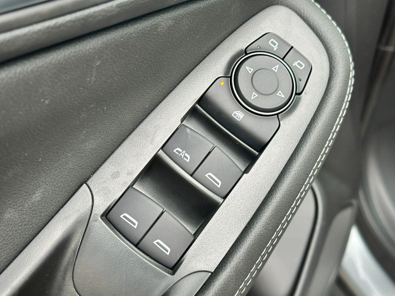 Buick Encore GX Vehicle Full-screen Gallery Image 9