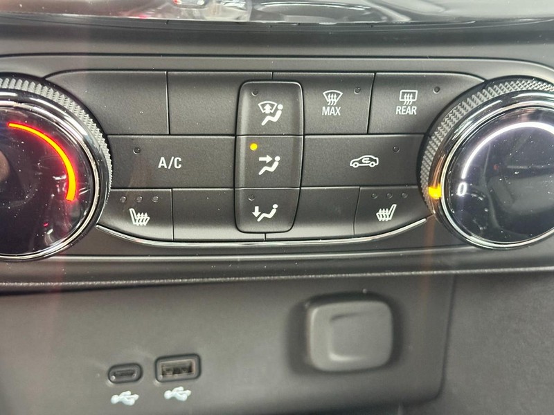 Buick Encore GX Vehicle Full-screen Gallery Image 13