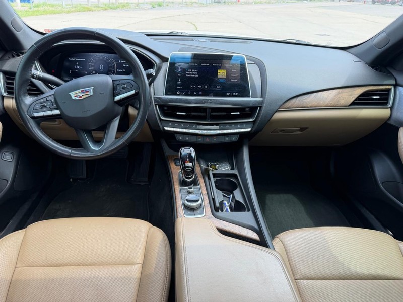 Cadillac CT5 Vehicle Full-screen Gallery Image 9