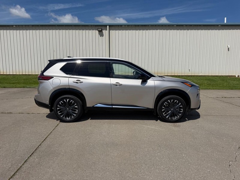 Nissan Rogue Vehicle Full-screen Gallery Image 2