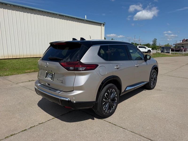 Nissan Rogue Vehicle Full-screen Gallery Image 3