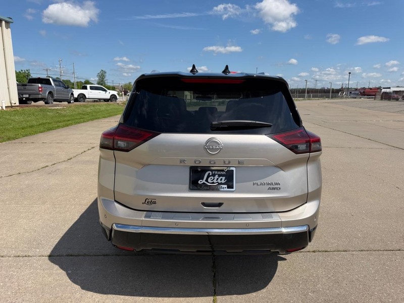 Nissan Rogue Vehicle Full-screen Gallery Image 4