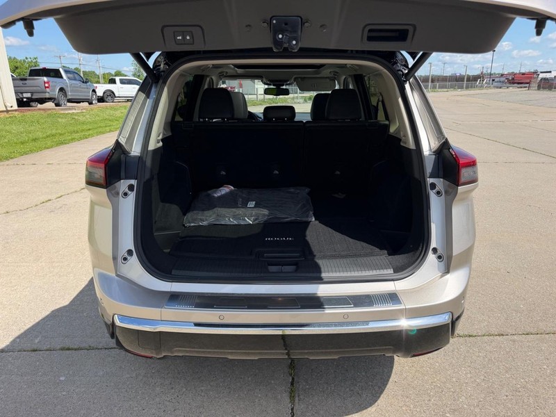 Nissan Rogue Vehicle Full-screen Gallery Image 5