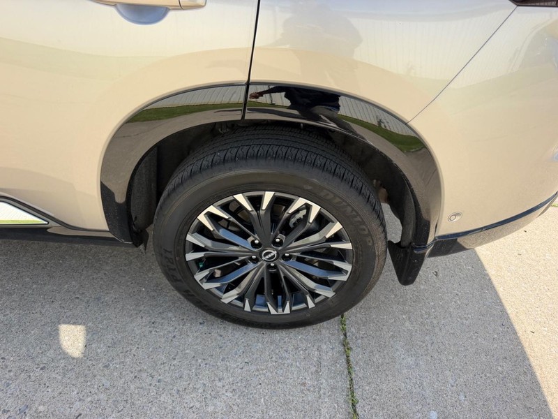 Nissan Rogue Vehicle Full-screen Gallery Image 7