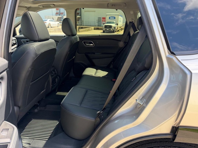 Nissan Rogue Vehicle Full-screen Gallery Image 8