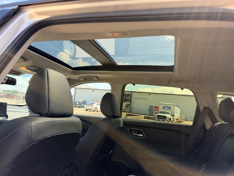 Nissan Rogue Vehicle Full-screen Gallery Image 9