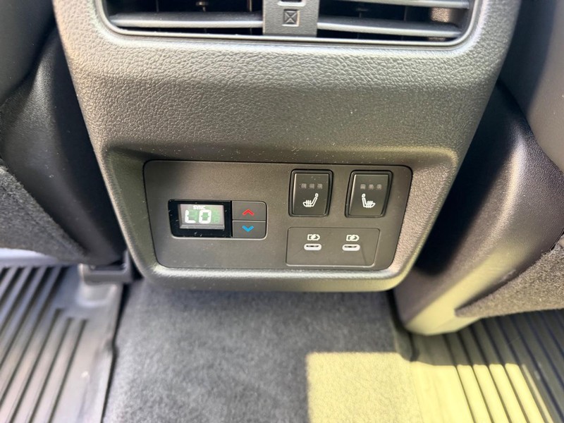 Nissan Rogue Vehicle Full-screen Gallery Image 10