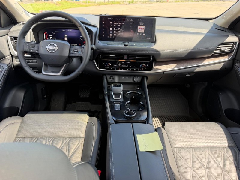 Nissan Rogue Vehicle Full-screen Gallery Image 11